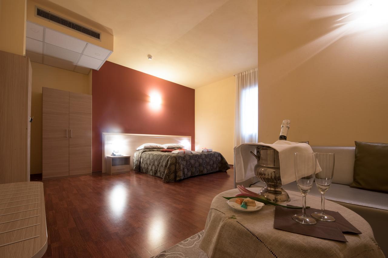 Hotel Formula Int. & Puravita Spa Rosolina Bagian luar foto